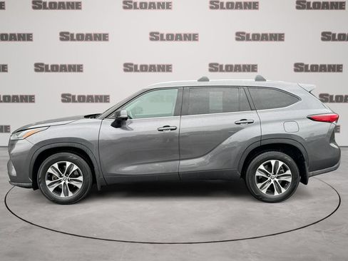 Used 2021 Toyota Highlander XLE AWD/4WD image 2