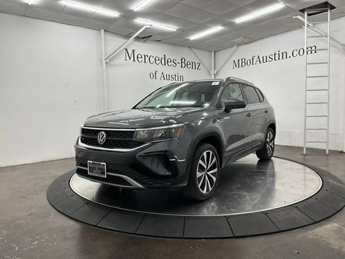 Used 2022 Volkswagen Taos SE FWD image 3