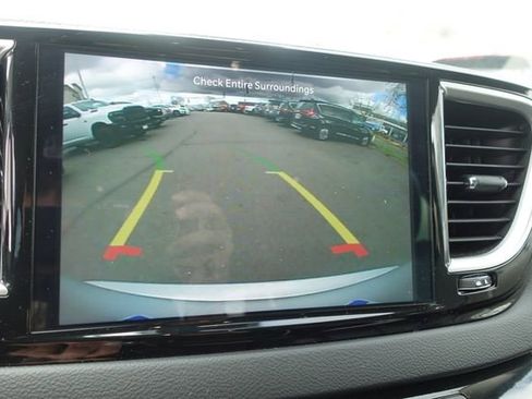 Used 2024 Chrysler Pacifica Touring-L image 18