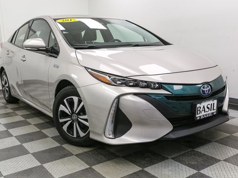 Used 2017 Toyota Prius Prime Premium image 2