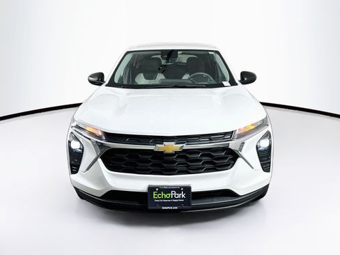 Used 2025 Chevrolet Trax LS FWD image 2