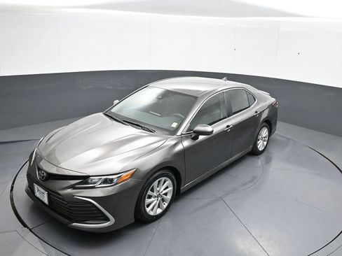 Used 2021 Toyota Camry LE AWD/4WD image 32