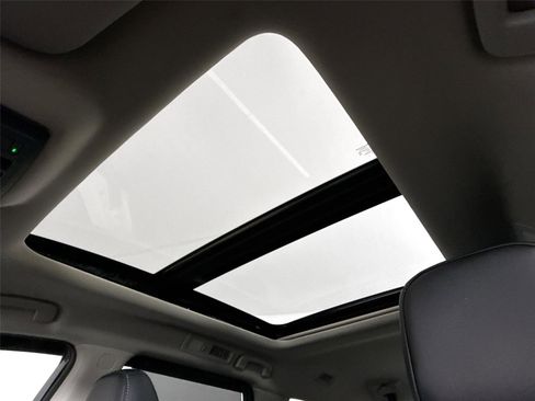 Used 2025 Nissan Pathfinder SL w/ SL Premium Package FWD image 6