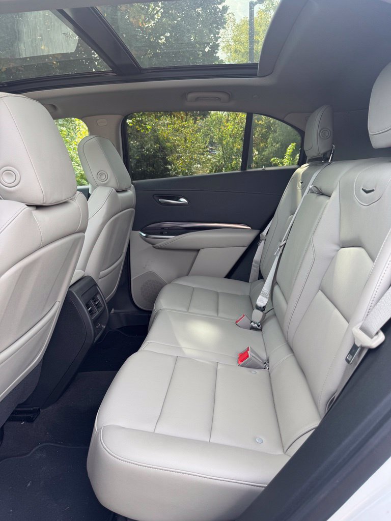 Used 2022 Cadillac XT4 Luxury w/ Cold Weather Package AWD/4WD image 9