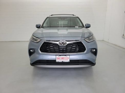 Used 2023 Toyota Highlander Platinum FWD image 3