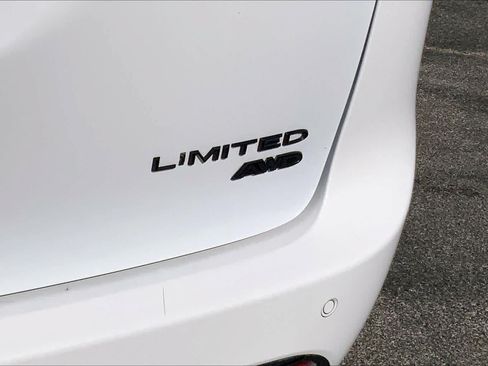 Used 2022 Chrysler Pacifica Limited w/ Uconnect Theater Family Group AWD/4WD image 10