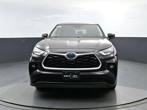 Used 2023 Toyota Highlander XLE FWD image 2
