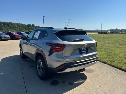 Used 2026 Chevrolet Trax LT FWD image 8