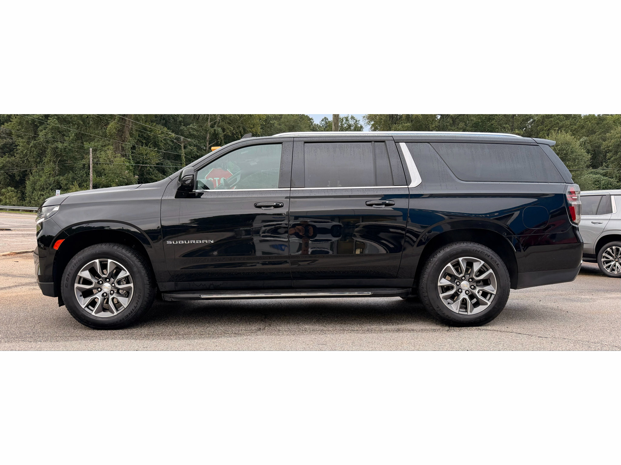 Used 2024 Chevrolet Suburban LT w/ Luxury Package AWD/4WD image 3