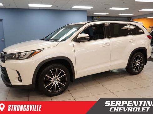Used 2018 Toyota Highlander SE image 1