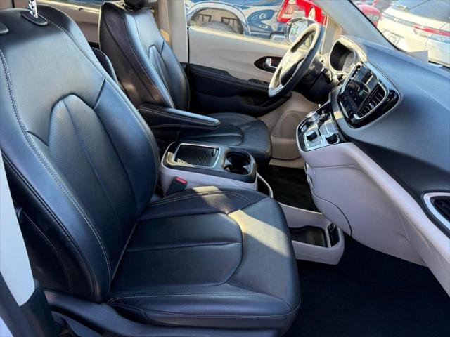 Certified 2024 Chrysler Pacifica Touring-L FWD image 6