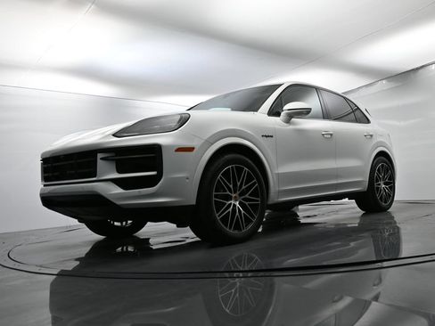 Certified 2025 Porsche Cayenne E-Hybrid w/ Premium Package Plus AWD/4WD image 48