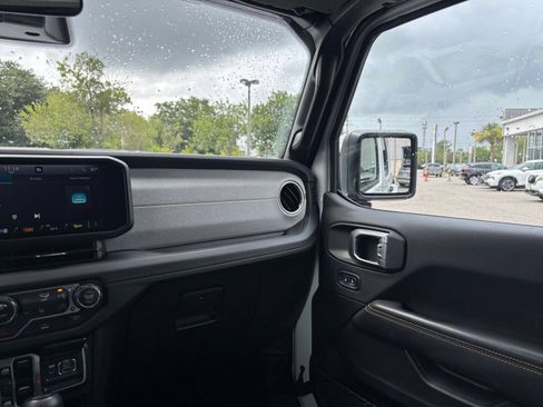 Used 2025 Jeep Wrangler Unlimited Sahara AWD/4WD image 33