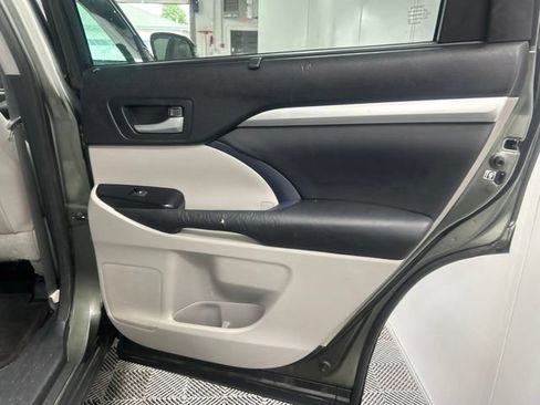 Used 2014 Toyota Highlander XLE AWD/4WD image 19