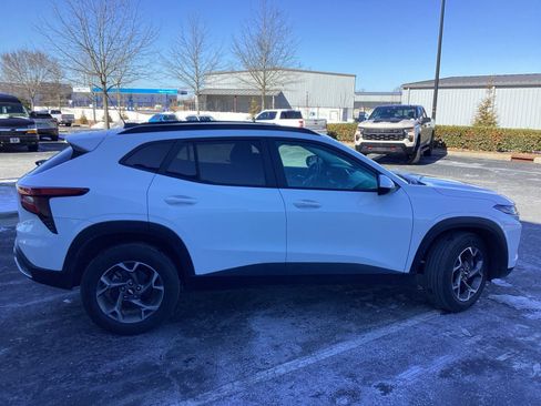 Used 2025 Chevrolet Trax LT w/ LT Convenience Package image 3