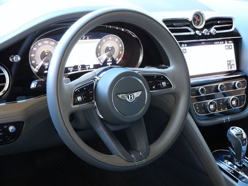 Used 2022 Bentley Bentayga AWD/4WD image 13