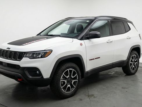 Used 2025 Jeep Compass Trailhawk AWD/4WD image 3