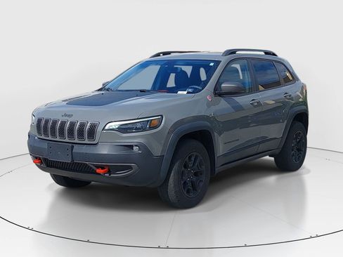 Used 2019 Jeep Cherokee Trailhawk w/ Cold Weather Group image 3