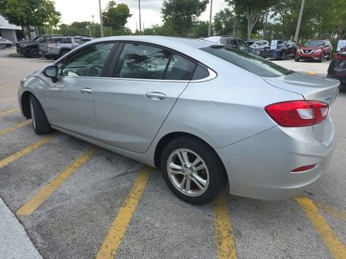 Used 2018 Chevrolet Cruze LT FWD image 4