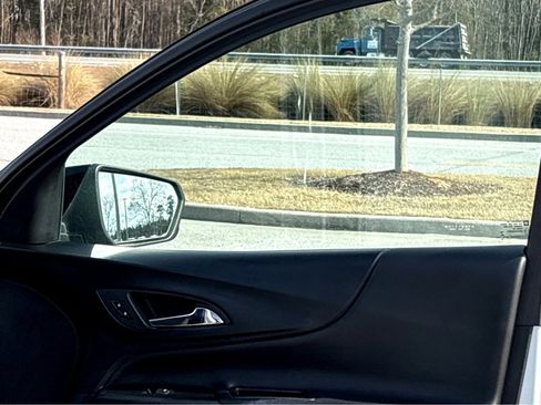 Used 2019 Chevrolet Equinox LT image 19