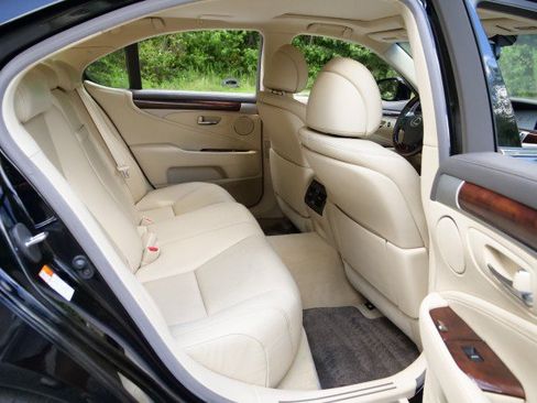 Used 2016 Lexus LS 460 w/ Comfort Package RWD image 40