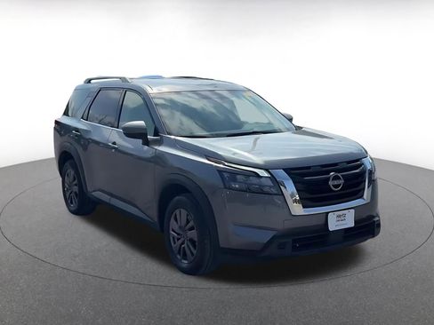 Used 2025 Nissan Pathfinder SV image 3
