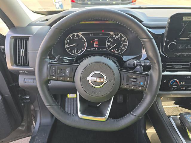 Used 2025 Nissan Pathfinder SL FWD image 2