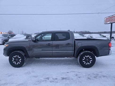 Used 2016 Toyota Tacoma TRD Off-Road image 4