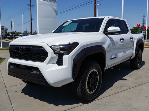 Used 2024 Toyota Tacoma TRD Off-Road w/ TRD Off Road Upgrade Package AWD/4WD image 4