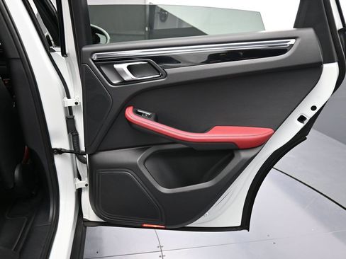 Certified 2025 Porsche Macan image 26