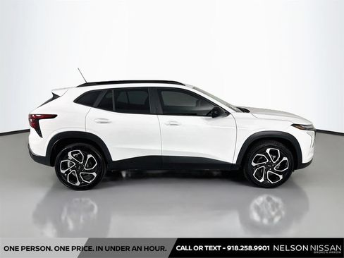 Used 2025 Chevrolet Trax RS w/ Sunroof Package FWD image 4