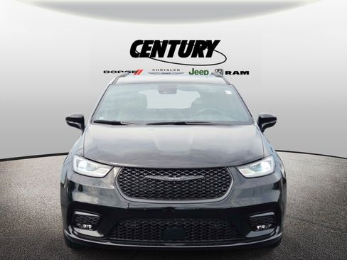 Used 2024 Chrysler Pacifica Limited w/ S Appearance Package FWD image 9