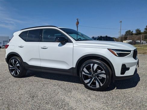 New 2025 Volvo XC40 B5 Ultra w/ Climate Package image 2