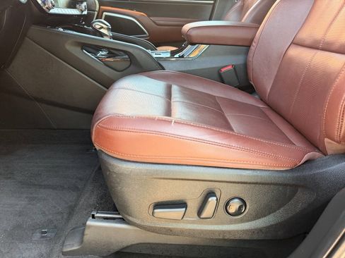Used 2023 Kia Telluride EX w/ EX Captain's Chair Package FWD image 11