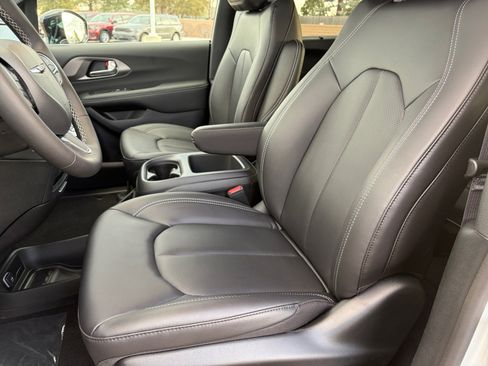 New 2026 Chrysler Pacifica Select image 13