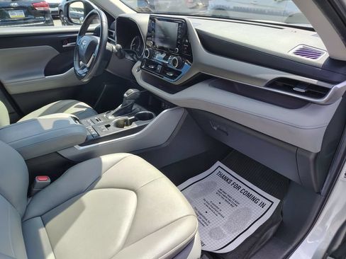 Used 2022 Toyota Highlander XLE AWD/4WD image 19