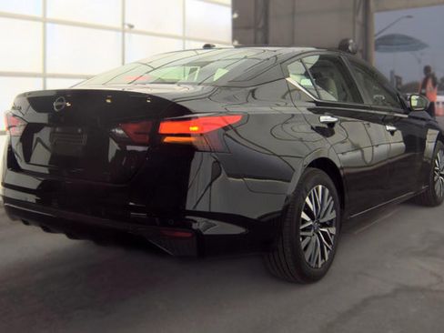 Used 2025 Nissan Altima 2.5 SV FWD image 2