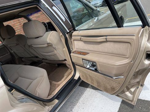 Used 1989 Lincoln Town Car Signature image 30