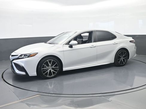 Used 2023 Toyota Camry SE FWD image 2