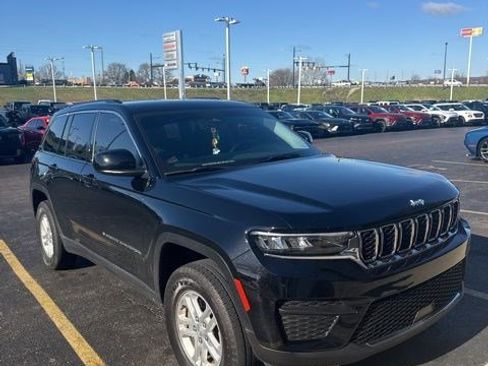 Used 2023 Jeep Grand Cherokee Laredo image 1