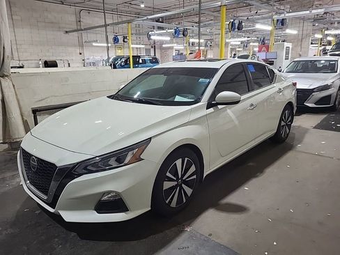 Used 2022 Nissan Altima 2.5 SV w/ SV Premium Package image 2