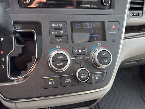 Used 2018 Toyota Sienna XLE image 20