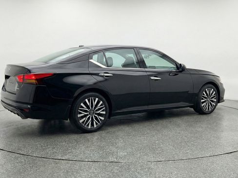 Used 2025 Nissan Altima 2.5 SV image 9