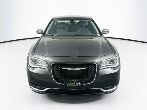 Used 2017 Chrysler 300 C RWD image 2