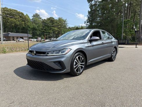 Used 2025 Volkswagen Jetta Sport FWD image 2
