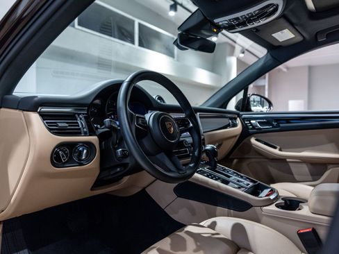 Certified 2024 Porsche Macan AWD/4WD image 4