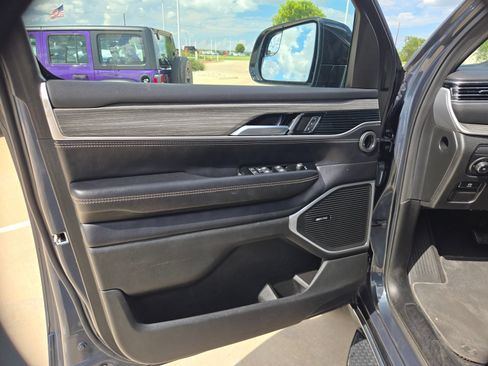 Used 2024 Jeep Wagoneer L Series II w/ Flexible Seating Group RWD image 12