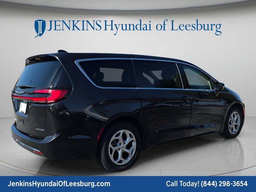 Used 2024 Chrysler Pacifica Limited FWD image 3