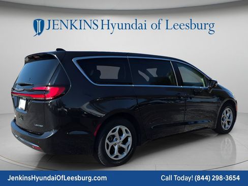Used 2024 Chrysler Pacifica Limited FWD image 3