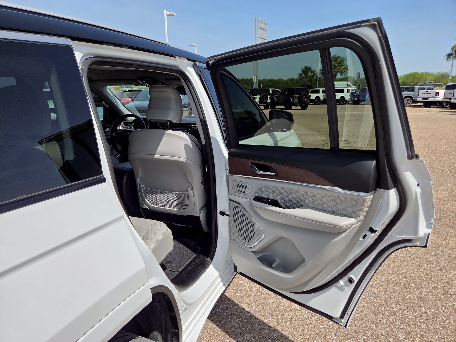 Used 2022 Jeep Grand Cherokee Summit RWD image 16